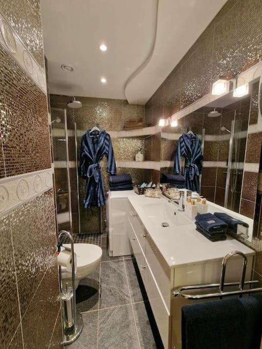 Sentral Modern Design Med 2 Soverom, Gratis Parkering Apartment