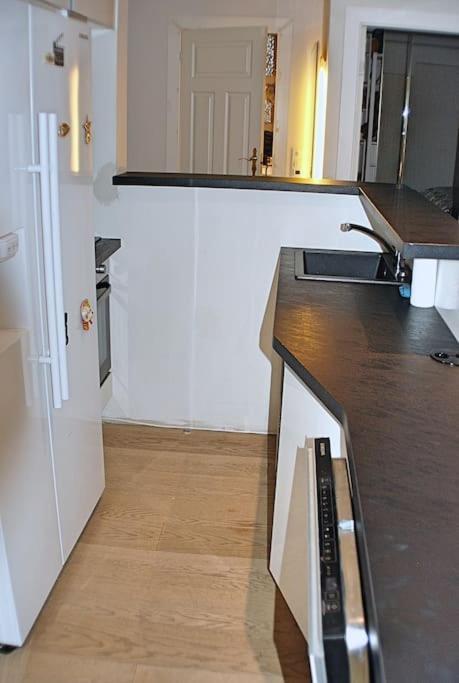 Sentral Modern Design Med 2 Soverom, Gratis Parkering *